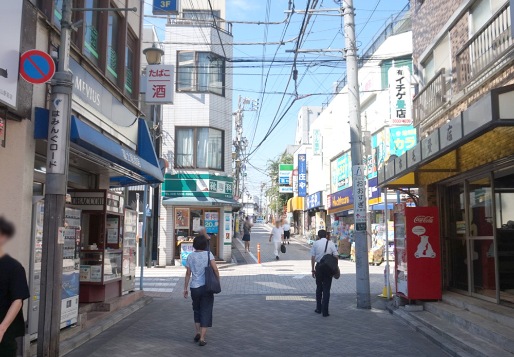 井の頭線・久我山の駅周辺の穏やかな商店街の風景