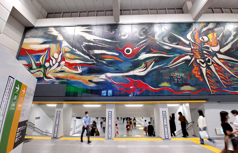 井の頭線・渋谷駅の乗換ルート「しぶにしデッキ」と大壁画「明日の神話」