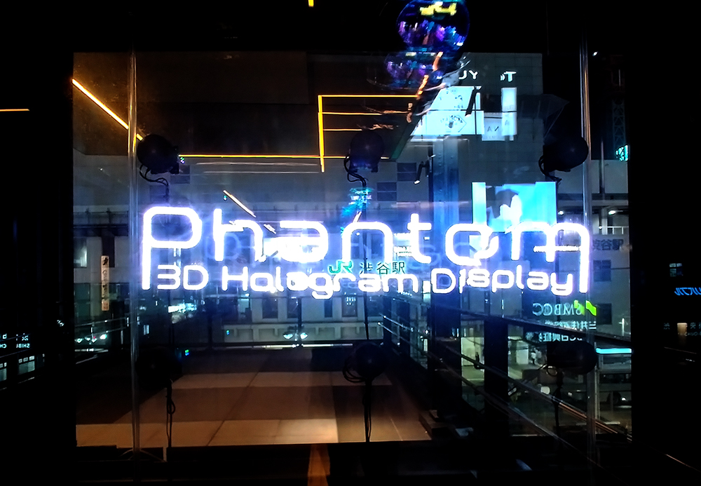 渋谷フクラス接続デッキの3Dホログラムサイネージ3D Phantom®