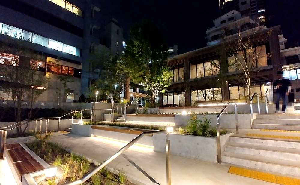 リニューアルした渋谷区北谷公園のステップエリアのライトアップ