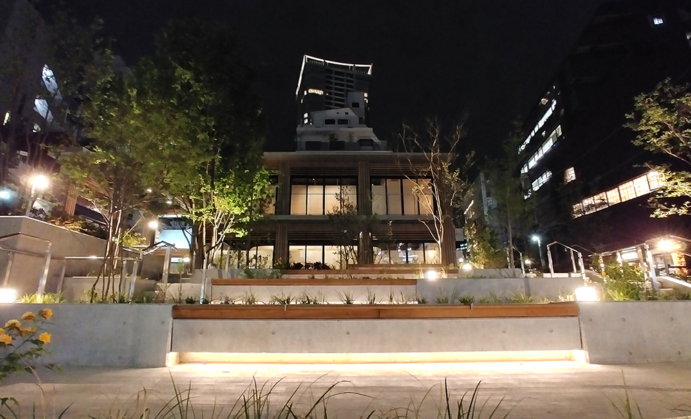 リニューアルした渋谷区北谷公園のステップエリアのライトアップ
