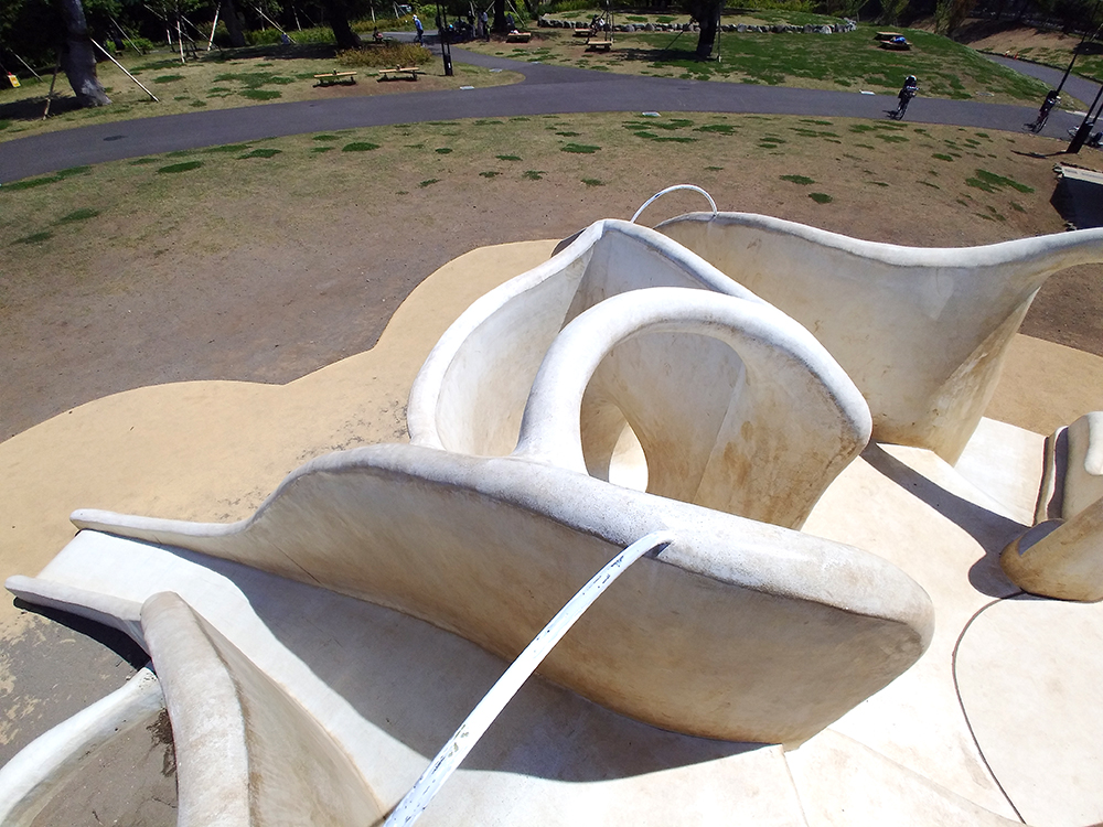 高井戸公園の遊具広場にあるスカルプチュア遊具（滑り台）
