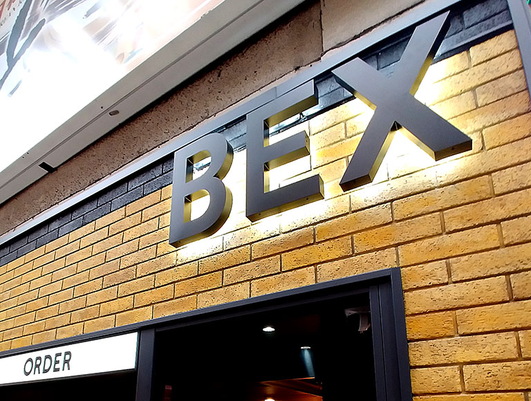 店舗外壁に備え付けられた「BEX BURGER（ベックスバーガー）」のロゴマーク