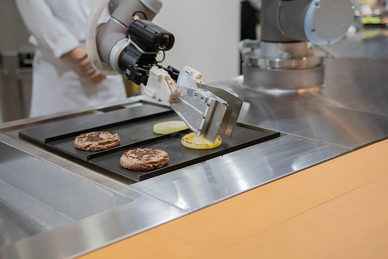 「BEX BURGER（ベックスバーガー）」が共同開発を進める「ハンバーガーショップ専用の調理ロボット」