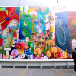【360°】渋谷ヒカリエ『ヒカリエデッキ』に超巨大壁面アート登場！「樹海でレイヴ」でキノコパリピ発見！
