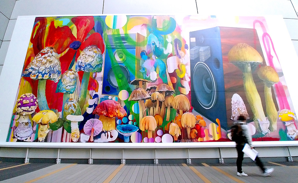 【360°】渋谷ヒカリエ『ヒカリエデッキ』に超巨大壁面アート登場！「樹海でレイヴ」でキノコパリピ発見！