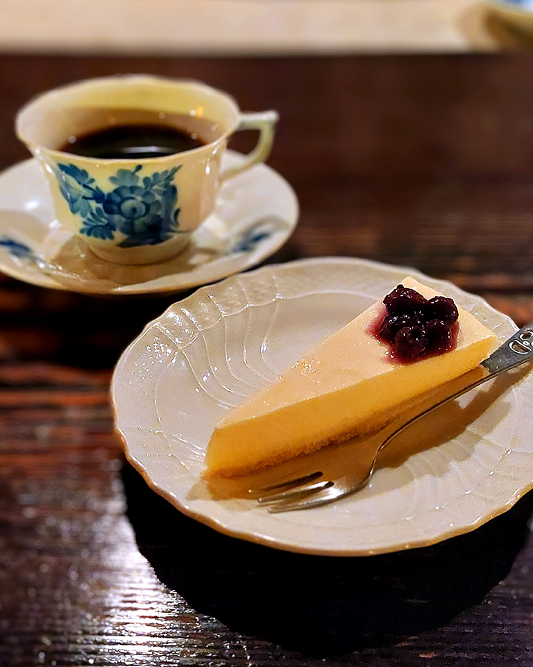 トロワ・シャンブル（CAFE TROIS CHAMBRES）のニレブレンドとレアチーズケーキ
