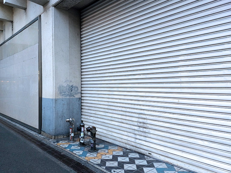 呪術廻戦「渋谷事変」エンディングの聖地（ロケ地）、旧東急東横店のシャッター前