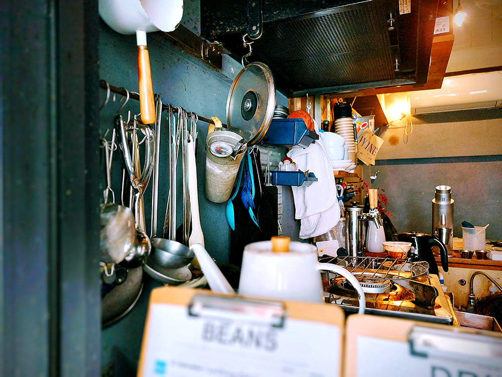 吉祥寺のコーヒーショップ〈andoh coffee（アンドウコーヒー）〉の店内