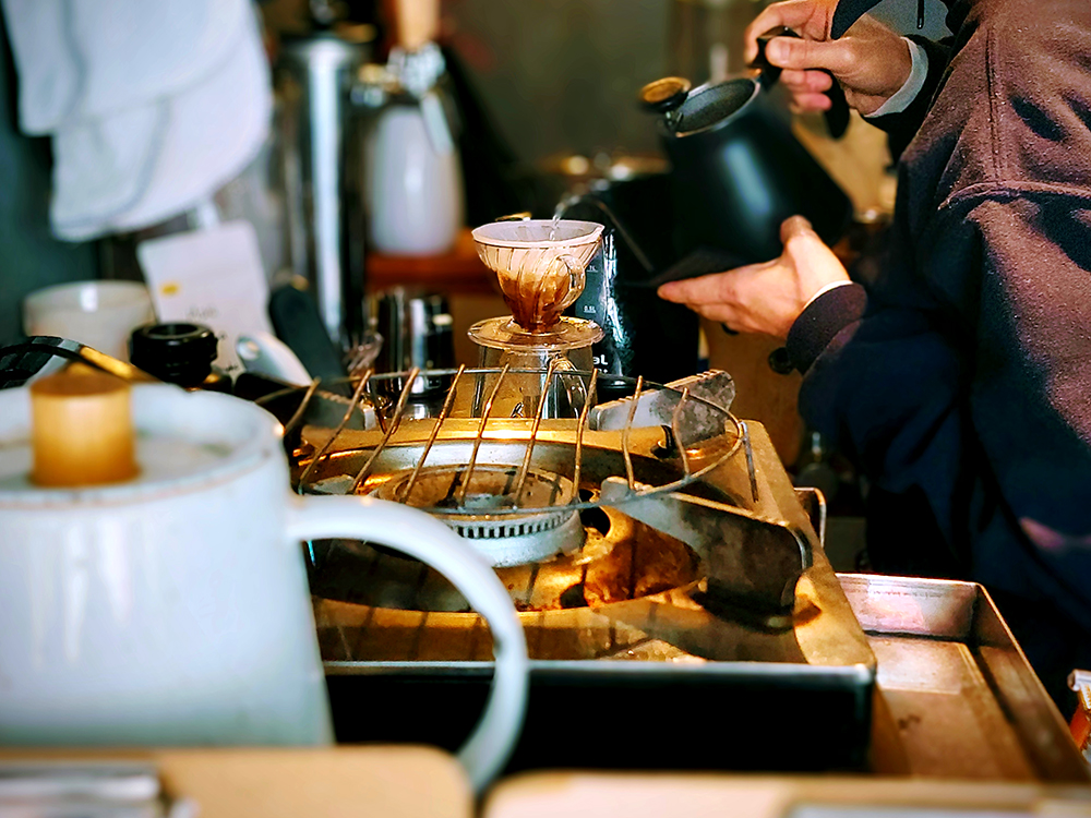 吉祥寺のコーヒーショップ〈andoh coffee（アンドウコーヒー）〉ではハンドブリューでおいしいコーヒーを煎れる
