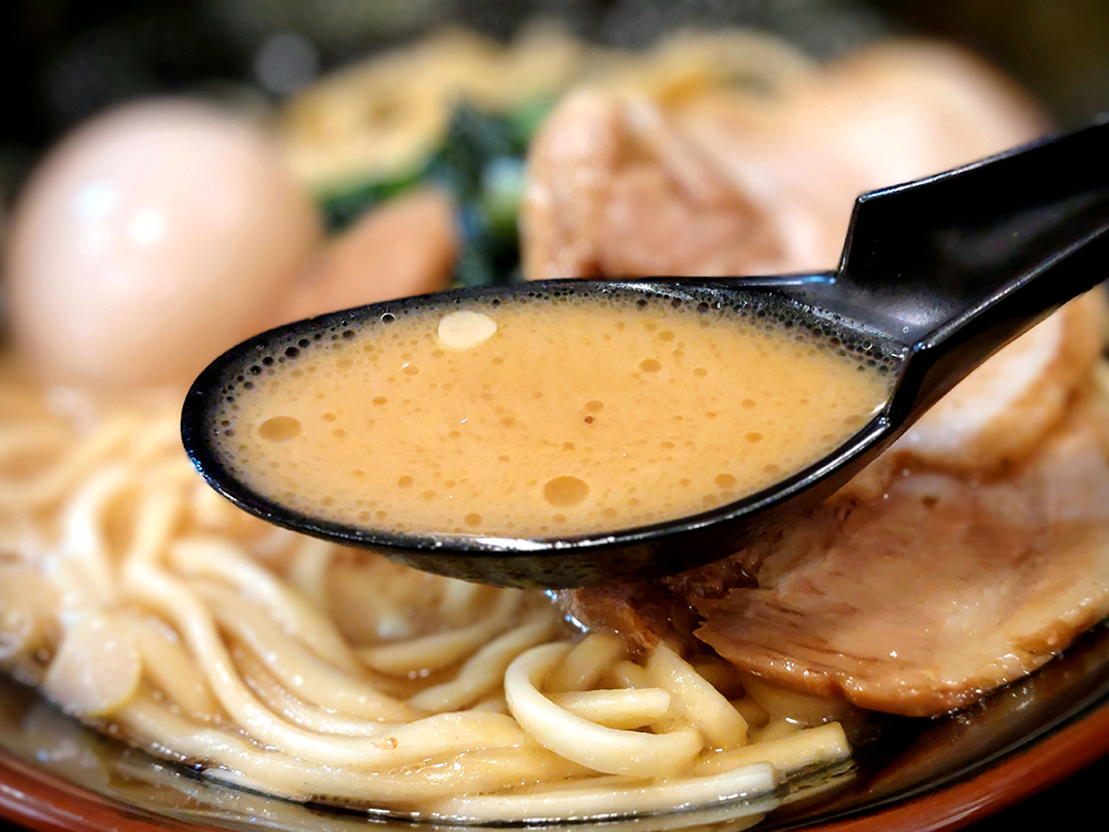 壱角家吉祥寺駅前店のMAXラーメンは濃厚まろやかなスープがクセなる