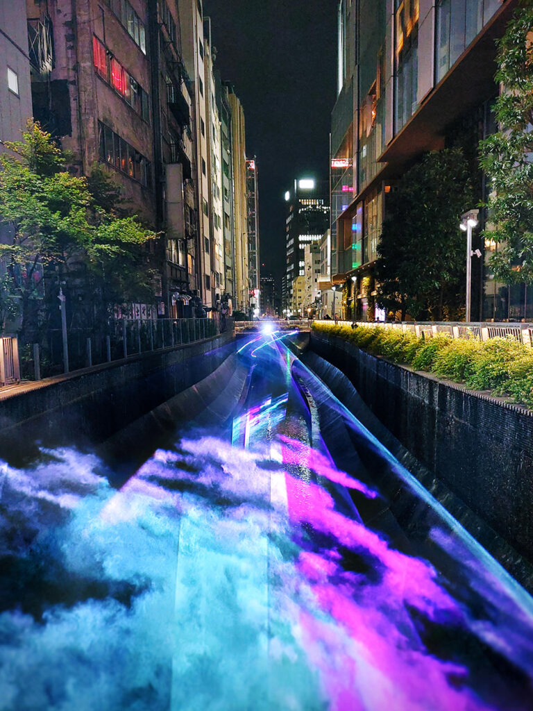 渋谷ストリームの2023年冬イルミネーション。渋谷川ではレーザーライトを活用