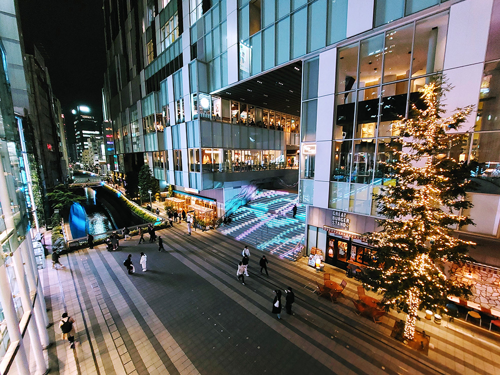 渋谷ストリームの2023年冬イルミネーション。稲荷橋広場の様子