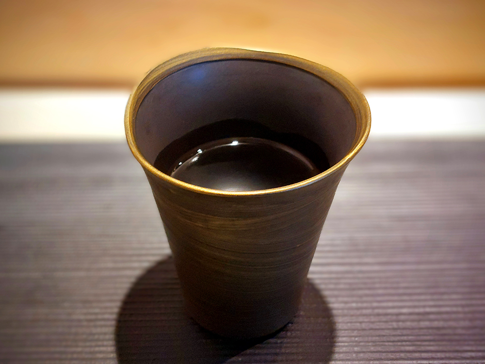 渋谷「麺屋ずぅう」のお洒落な陶器グラス
