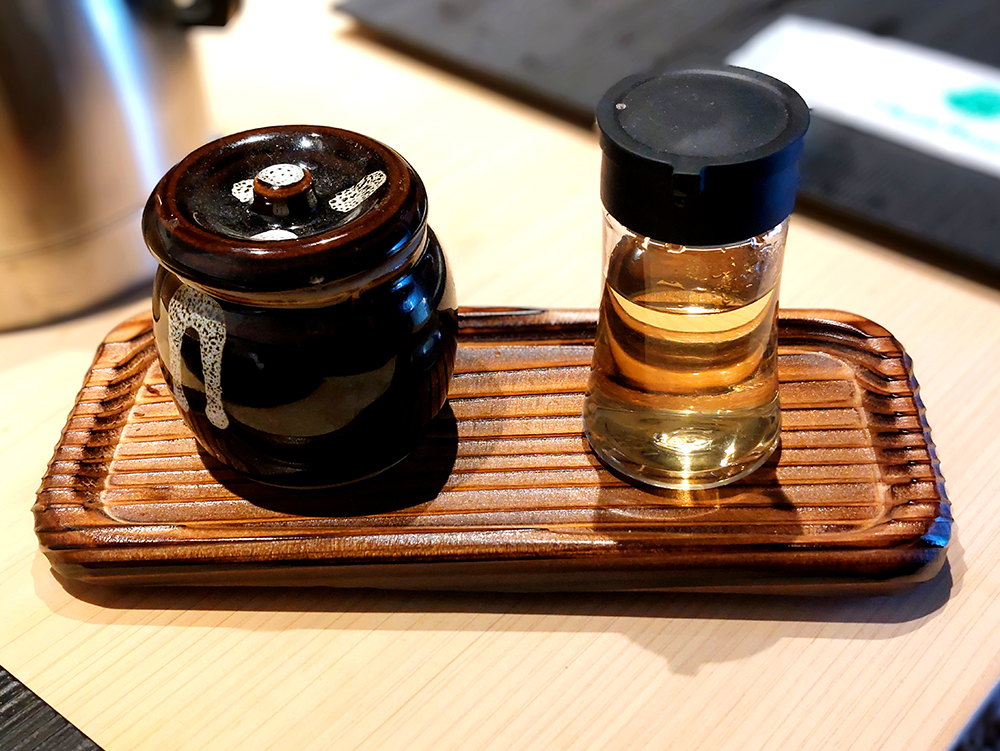 渋谷「麺屋ずぅう」のテーブル調味料はラー油と酢
