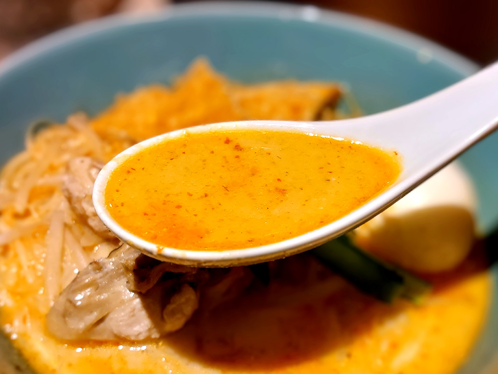 渋谷にオープンしたシンガポール料理店「SINKIES（シンキーズ）」のラクサの絶品スープ