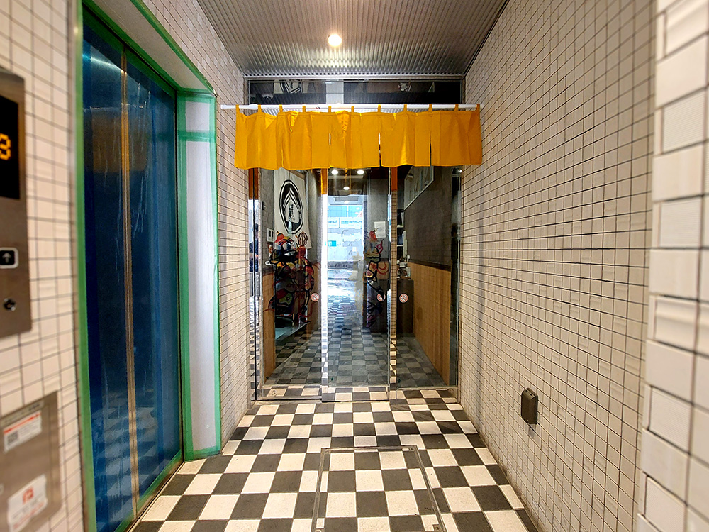 渋谷のマオツァイ専門店「烏蠅館（ウインカン）渋谷店」の入口