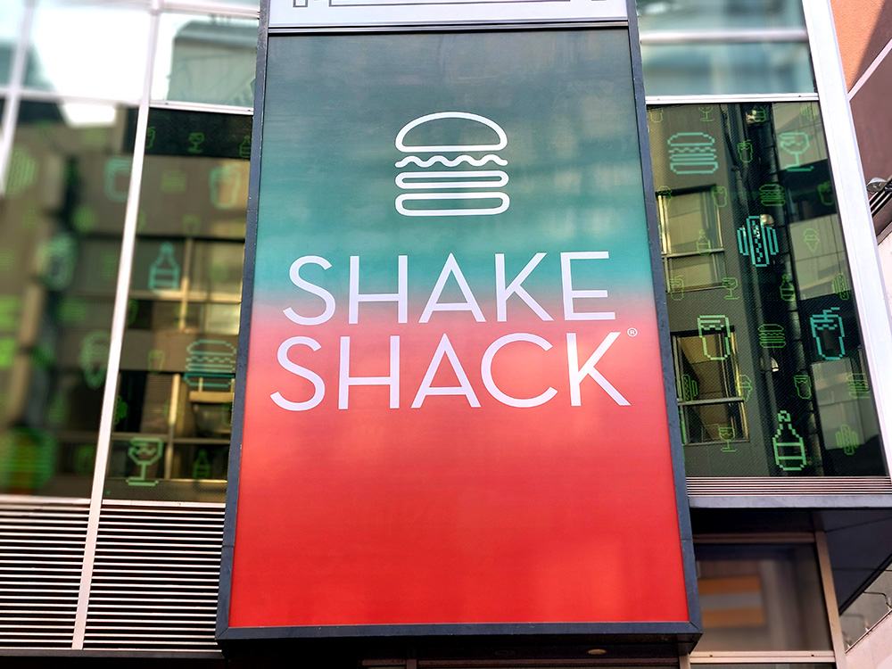 シェイクシャック（SHAKE SHACK）の渋谷店の看板サイン