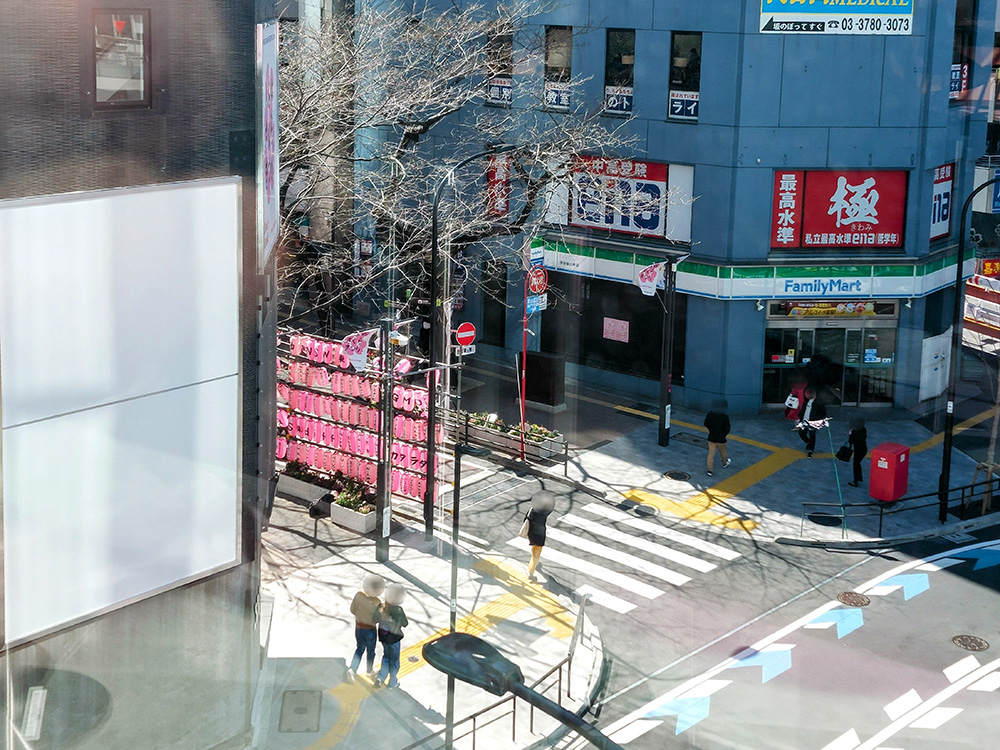 渋谷エリア初オープンのスタバのティー専門店・スターバックスコーヒー 渋谷サクラステージ店からは桜の名所・さくら坂も見えます