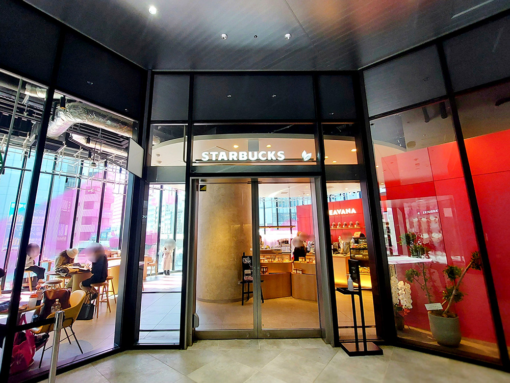 渋谷エリア初オープンのスタバのティー専門店・スターバックスコーヒー 渋谷サクラステージ店の店舗入口