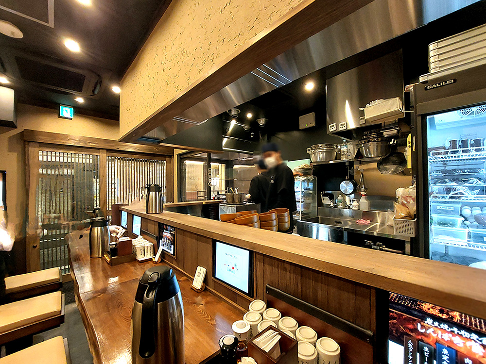下北沢にオープンした「しんぱち食堂 下北沢店」の和風な店内