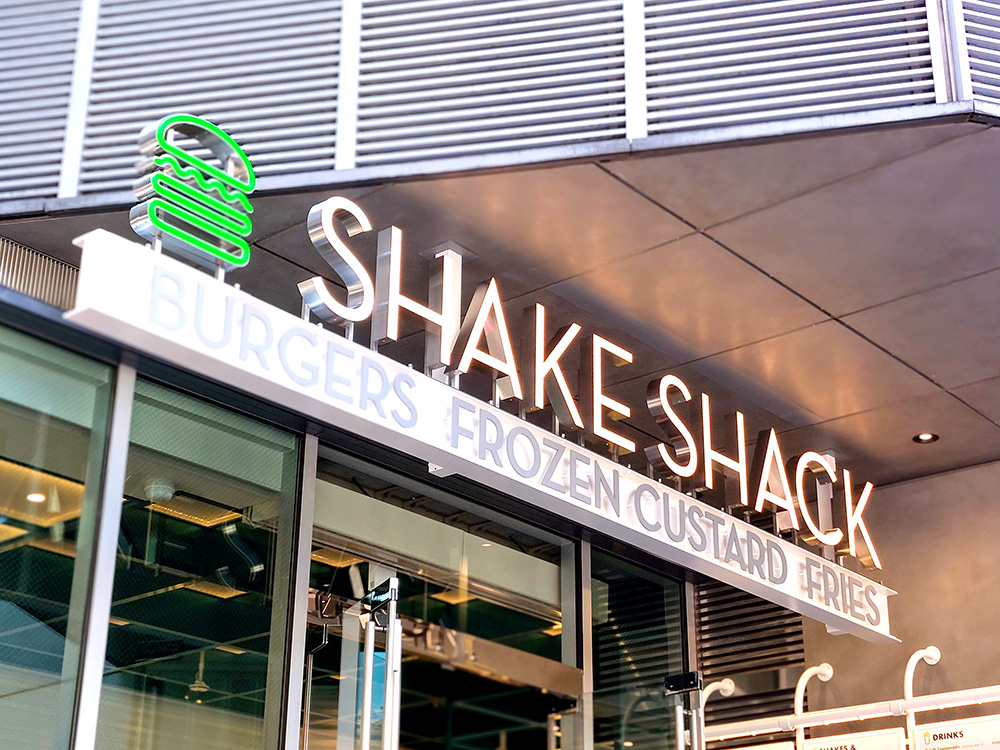 シェイクシャック（SHAKE SHACK）の渋谷店の店舗ロゴサイン
