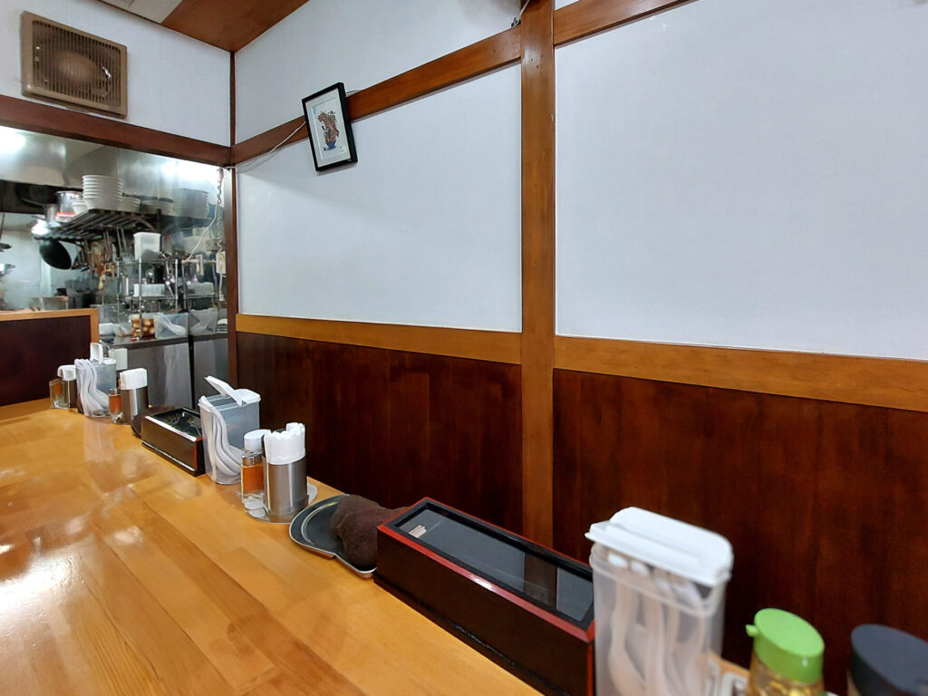 下北沢の人気ラーメン店「中華そば こてつ」の店内