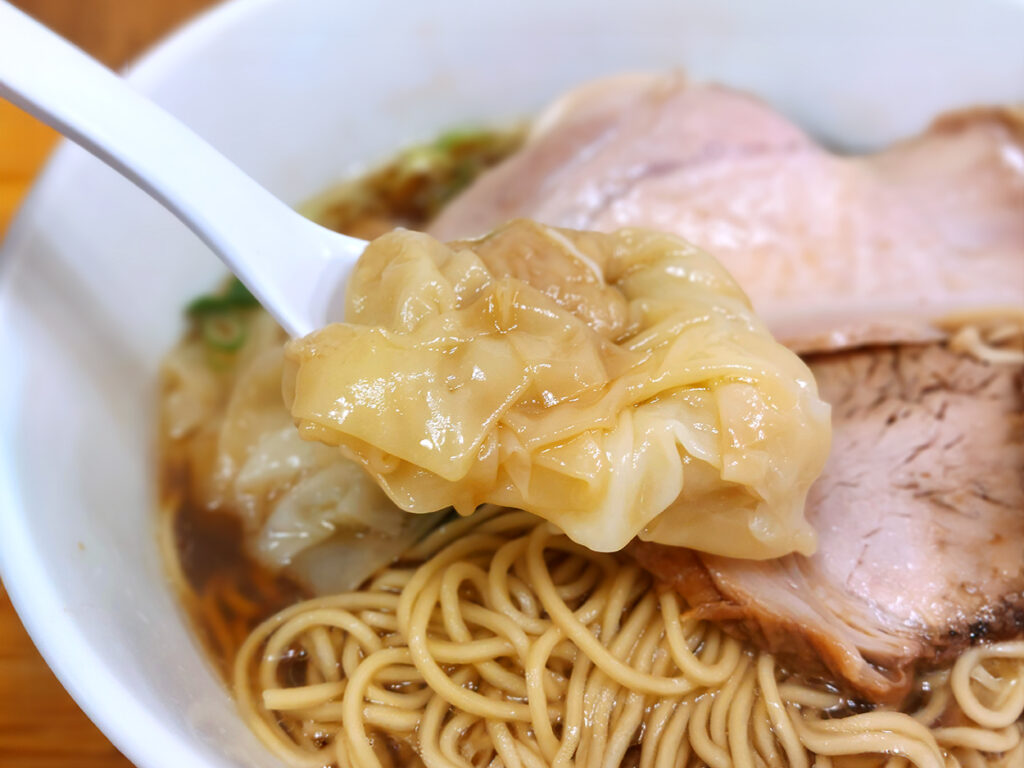 下北沢の人気ラーメン店「中華そば こてつ」の特製中華そばのワンタン