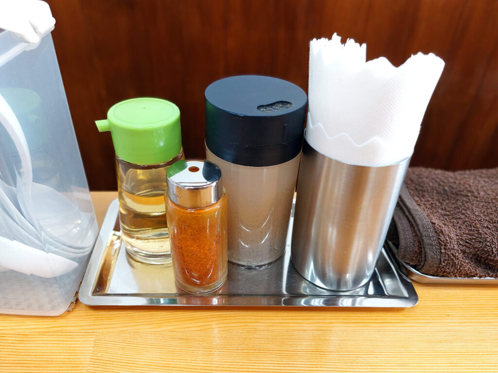 下北沢の人気ラーメン店「中華そば こてつ」のテーブル調味料。