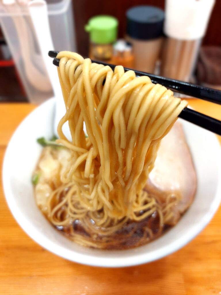 下北沢の人気ラーメン店「中華そば こてつ」の特製中華そばの低加水ストレート麺